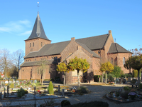 838748 Gezicht op de rooms-katholieke begraafplaats aan de westzijde van de kerk Onze Lieve Vrouwe ten Hemelopneming ...